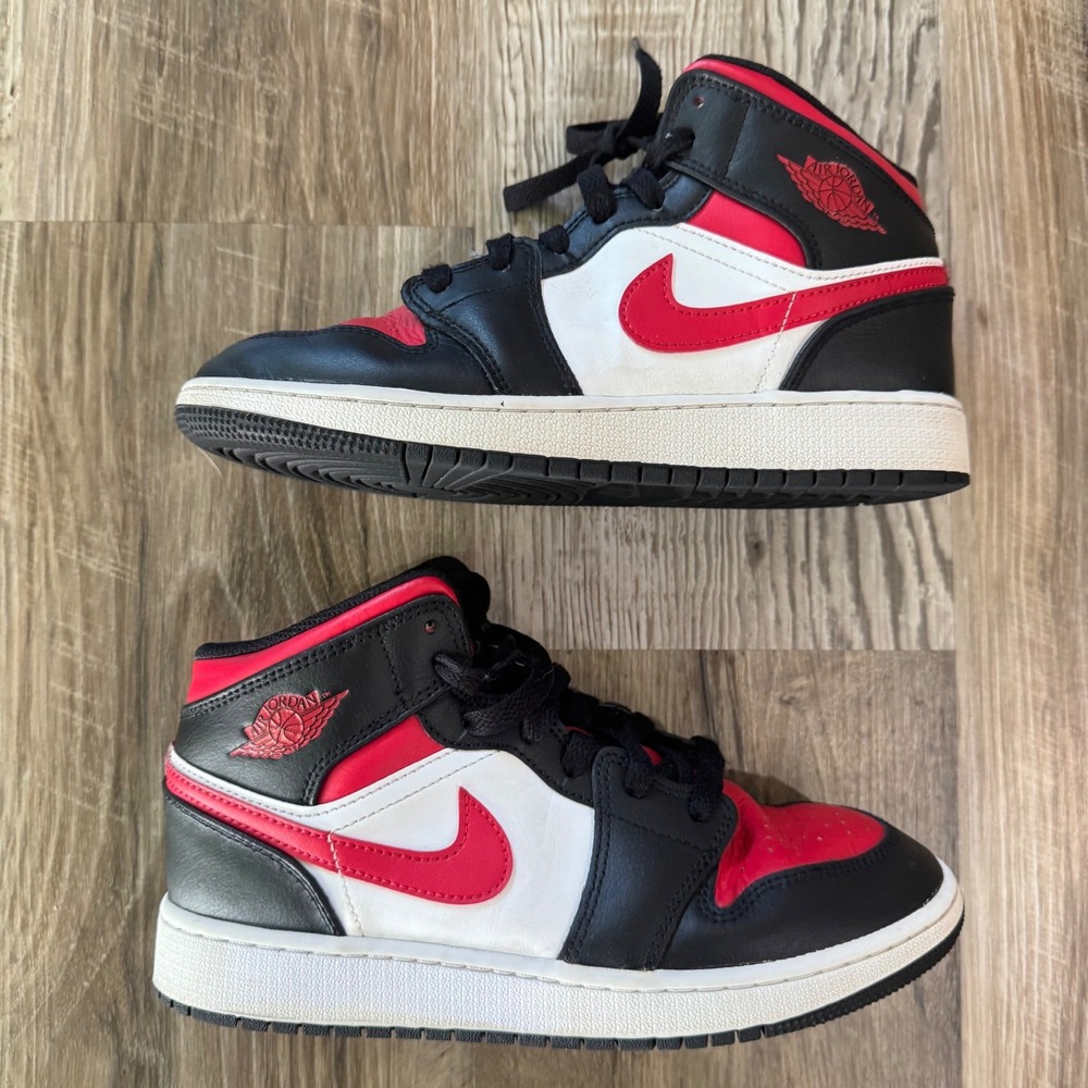 Jordan Sneakers Youth 5Y Women 6.5 Red Black White Air Jordan 1 Mid Bred Chicago